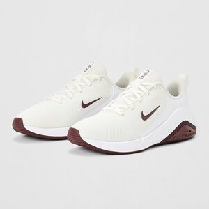 Nike Women's Bella 7 Sneaker